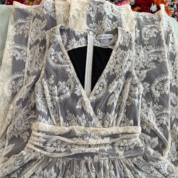 Elegant grandma core lace midi dress in cream and black!