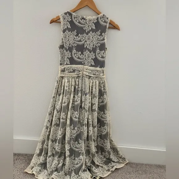 Elegant grandma core lace midi dress in cream and black!