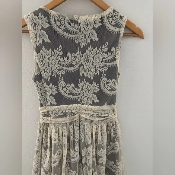 Elegant grandma core lace midi dress in cream and black!