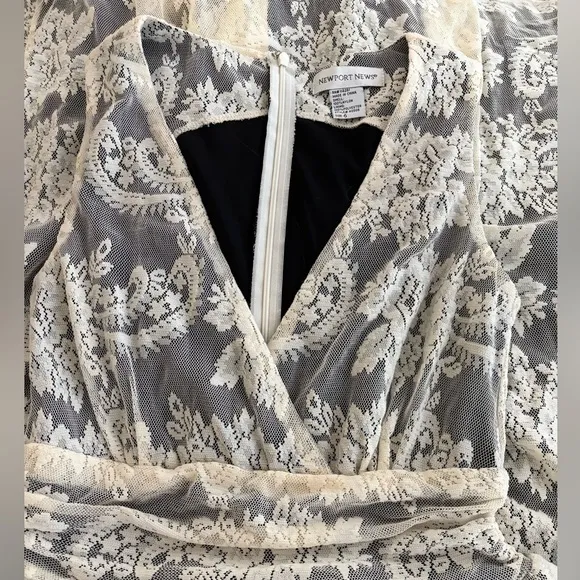 Elegant grandma core lace midi dress in cream and black!