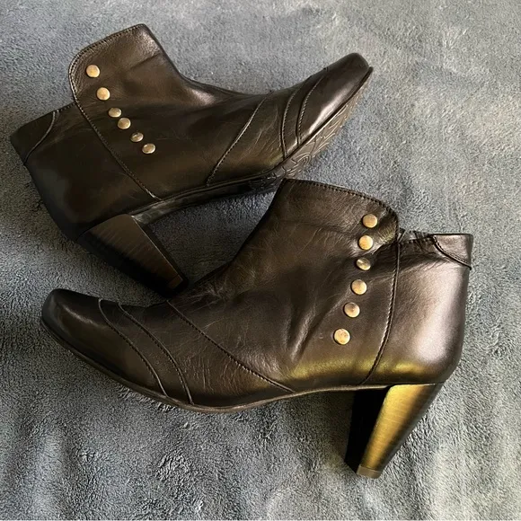 Eric Michael Bonita Smooth Leather Side Zip Boot. NWOB Ret $145 Sz 40 (9.5 US)