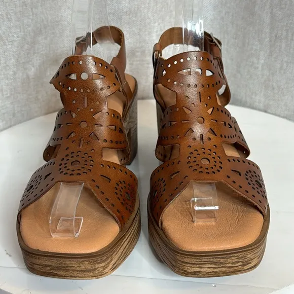 ERIC MICHAEL WHITNEY LEATHER CUTOUT BLOCK HEELED SANDALS **NIB**
