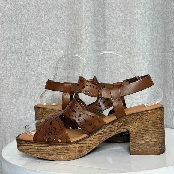 ERIC MICHAEL WHITNEY LEATHER CUTOUT BLOCK HEELED SANDALS **NIB**
