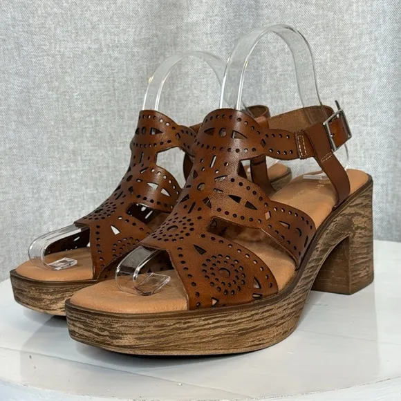 ERIC MICHAEL WHITNEY LEATHER CUTOUT BLOCK HEELED SANDALS **NIB**