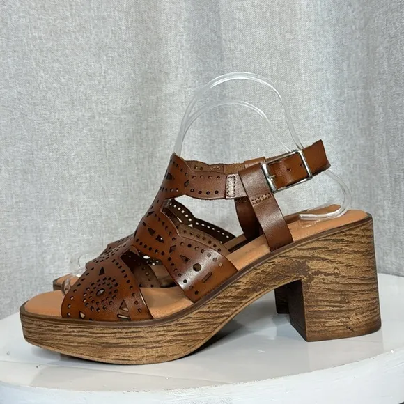 ERIC MICHAEL WHITNEY LEATHER CUTOUT BLOCK HEELED SANDALS **NIB**