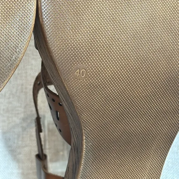 ERIC MICHAEL WHITNEY LEATHER CUTOUT BLOCK HEELED SANDALS **NIB**
