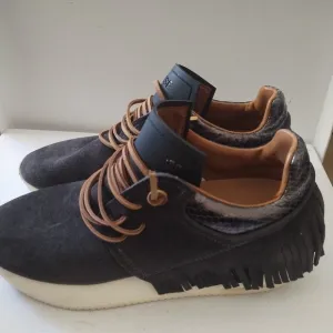 ESSE ut ESSE FRINGE SNEAKERS