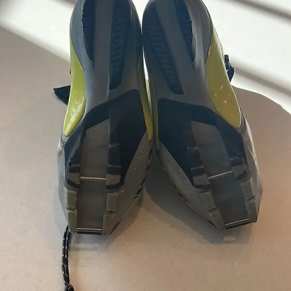 Fischer cross country boots size 4.5 sns pilot bindings, great shape.