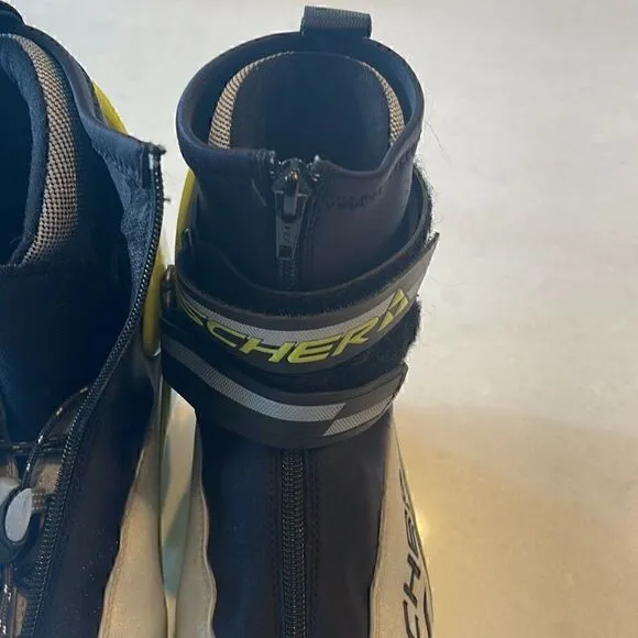 Fischer cross country boots size 4.5 sns pilot bindings, great shape.