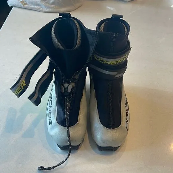 Fischer cross country boots size 4.5 sns pilot bindings, great shape.