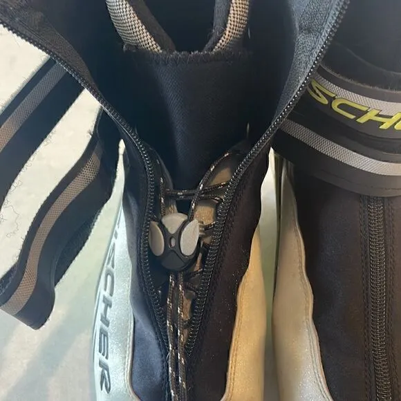 Fischer cross country boots size 4.5 sns pilot bindings, great shape.