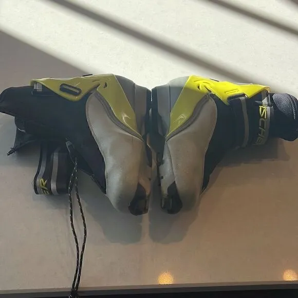 Fischer cross country boots size 4.5 sns pilot bindings, great shape.