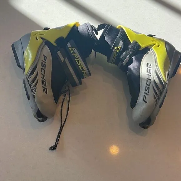 Fischer cross country boots size 4.5 sns pilot bindings, great shape.