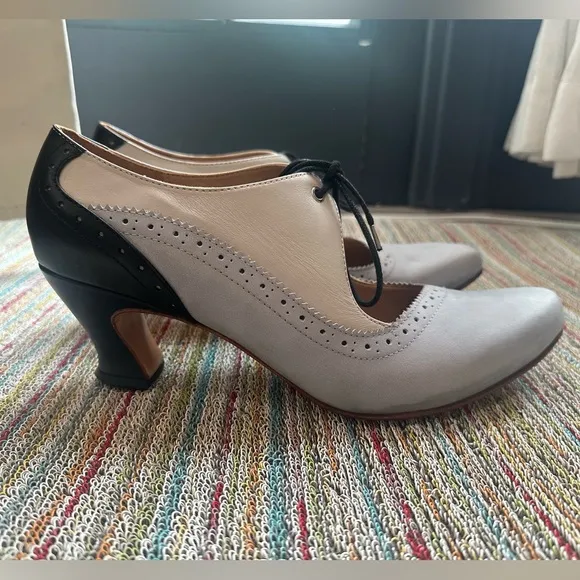 Fluevog ExCELLENT Wonder Lyra brogue lace-up heel cream, gray, black- 10.5/11