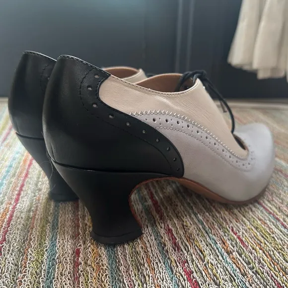 Fluevog ExCELLENT Wonder Lyra brogue lace-up heel cream, gray, black- 10.5/11