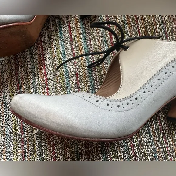Fluevog ExCELLENT Wonder Lyra brogue lace-up heel cream, gray, black- 10.5/11