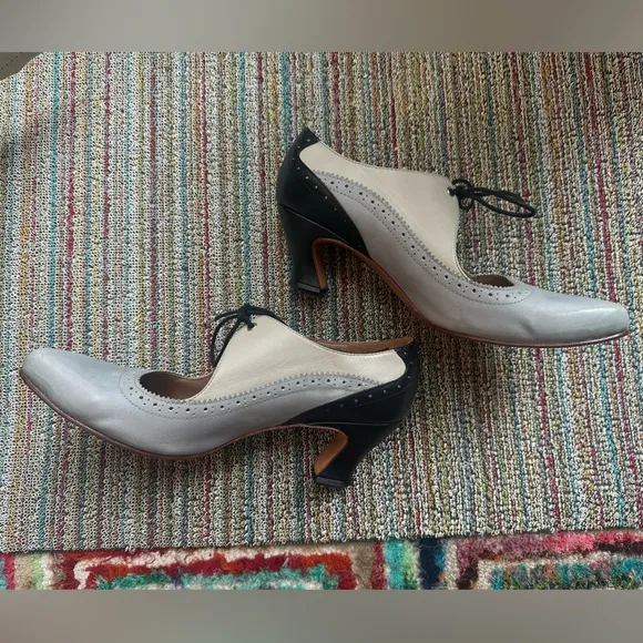 Fluevog ExCELLENT Wonder Lyra brogue lace-up heel cream, gray, black- 10.5/11