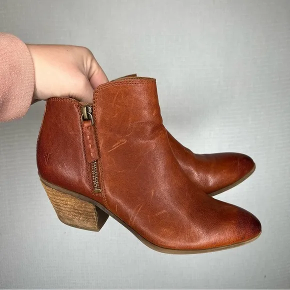 FRYE | Woman’s Ankle Bootie Leather Zip Up 7 Boot