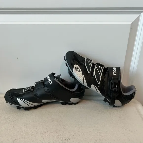 Giro Women’s Black White Cycling Shoes EUC Sz W 9.25 EU 41.5 Hook Loop Outdoor