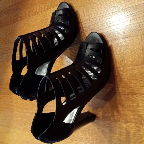 GUC Tahari Lindy Black Sandal Zip Up Heels Peep Hole Toes 7.5