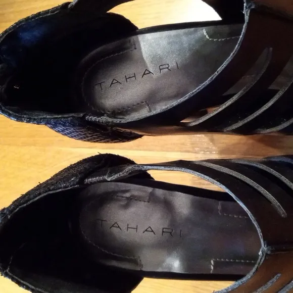 GUC Tahari Lindy Black Sandal Zip Up Heels Peep Hole Toes 7.5