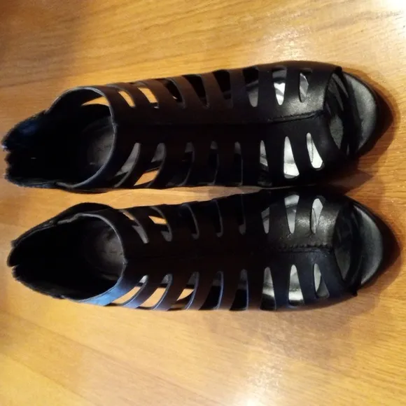 GUC Tahari Lindy Black Sandal Zip Up Heels Peep Hole Toes 7.5