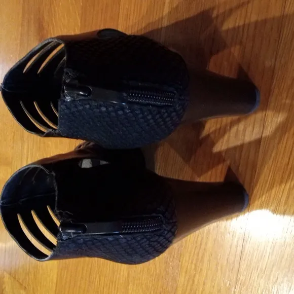 GUC Tahari Lindy Black Sandal Zip Up Heels Peep Hole Toes 7.5