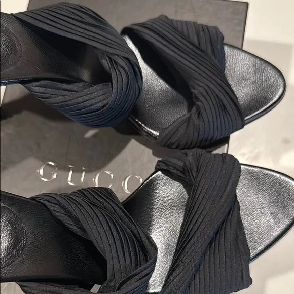 🪩Gucci Elegant Black plisse stretch heels
