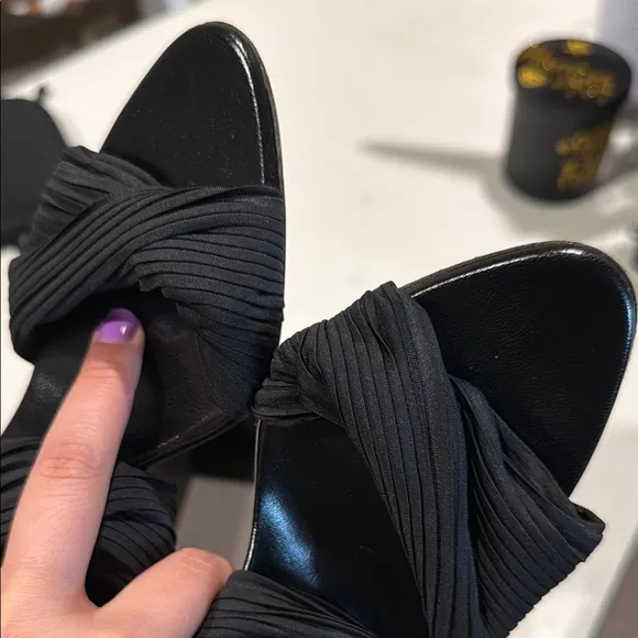 🪩Gucci Elegant Black plisse stretch heels