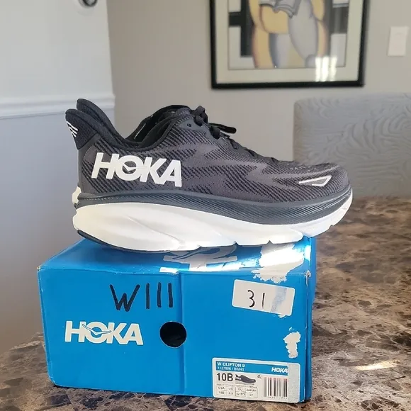 HOKA Woman's Clifton 9 Black Running Shoes Sz.10B