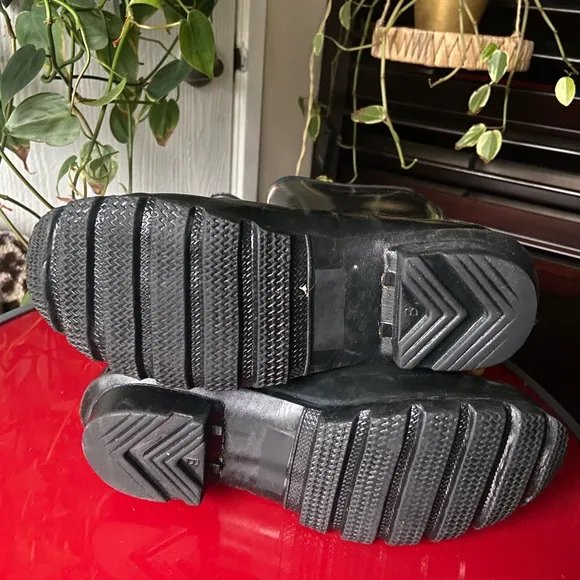 Hunter tall buckled shiny rain rubber boots