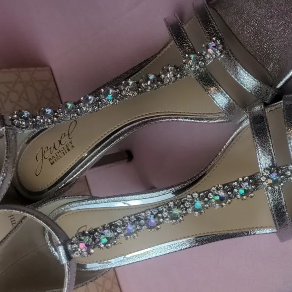 Jewel Badgley Mischka Silver T-Strap Farida Formal Heels size 8.5