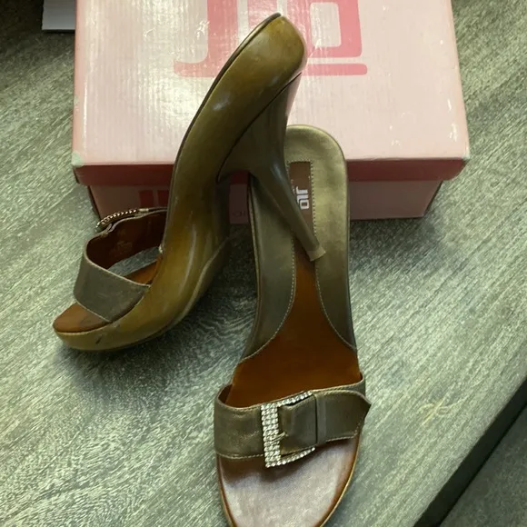 JLO slip on sandals with heels size 8.5 heels are 3.28 tall