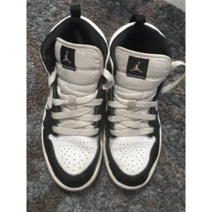 Jordan RETRO High Top Sneakers Leather Jumpman Black White Gold Kids Shoes