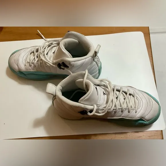 Jordans#23 sneakers woman’s size 5 light aqua/teal color in preowned conditions.