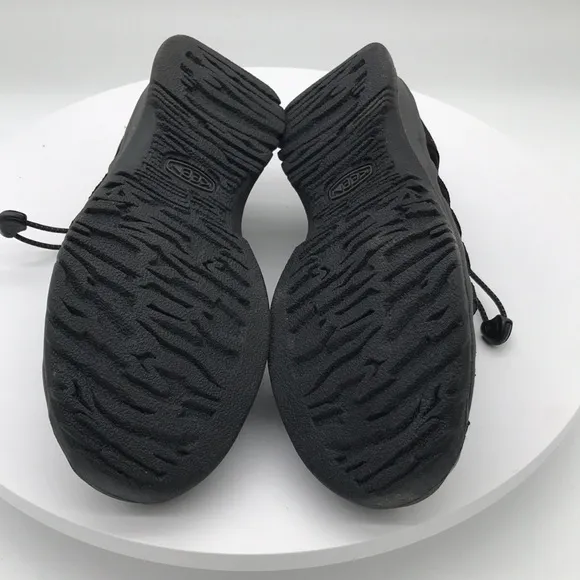 Keen mens  Black Outdoor Sandals size 9 US