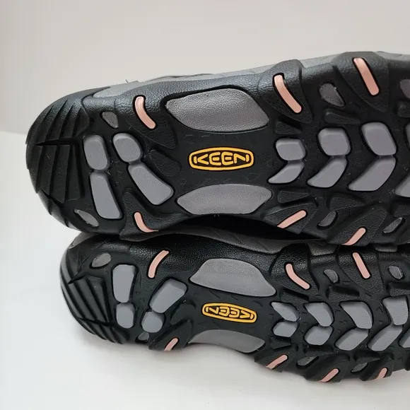 Keen Women’s Steens mid waterproof hiking boots Size 10
