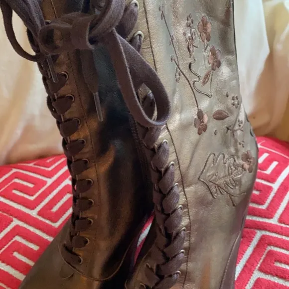 Kenneth Cole Beautiful Embroidery Metallic Boots