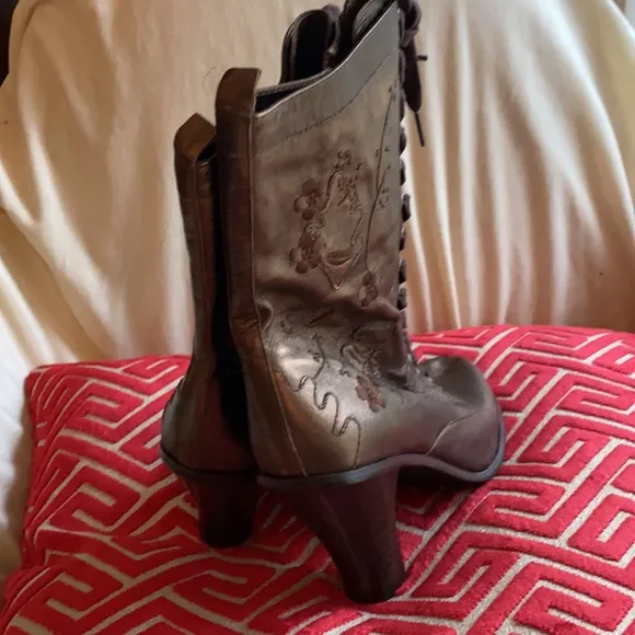 Kenneth Cole Beautiful Embroidery Metallic Boots