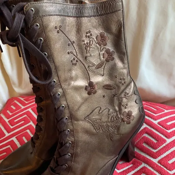 Kenneth Cole Beautiful Embroidery Metallic Boots
