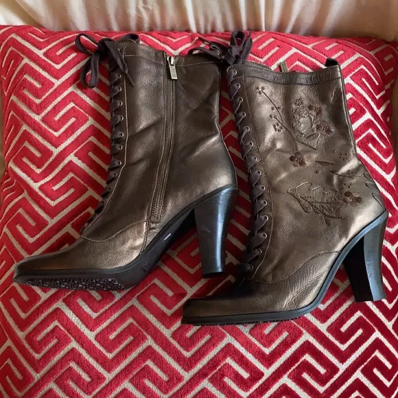 Kenneth Cole Beautiful Embroidery Metallic Boots