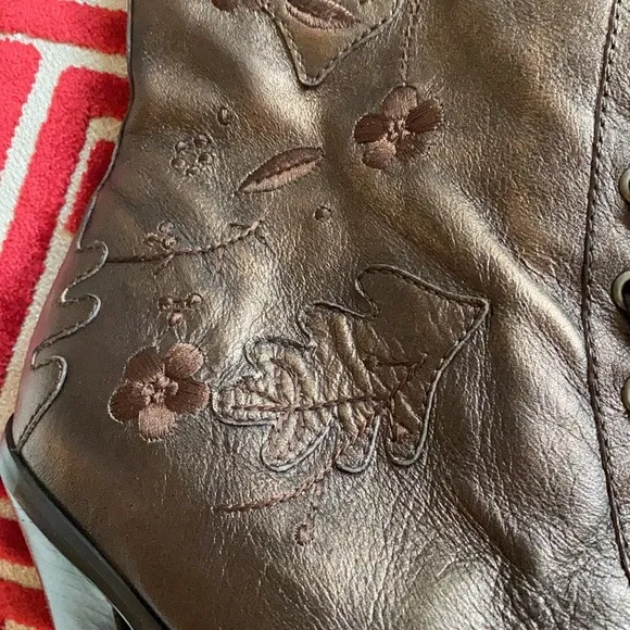 Kenneth Cole Beautiful Embroidery Metallic Boots