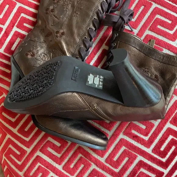 Kenneth Cole Beautiful Embroidery Metallic Boots