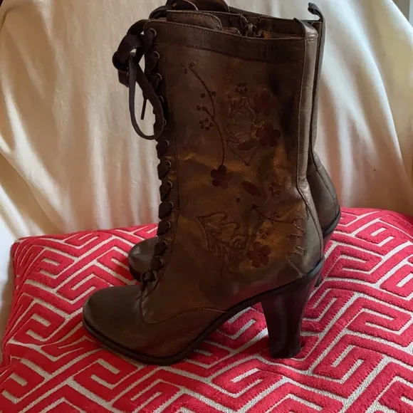 Kenneth Cole Beautiful Embroidery Metallic Boots