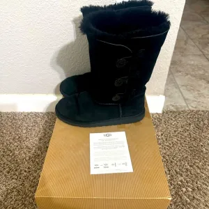 Kids Bailey UGG boots. Size 6