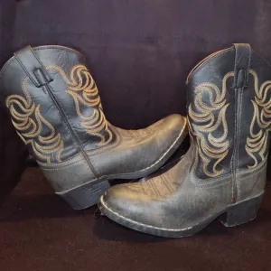Kids boots size 2.5