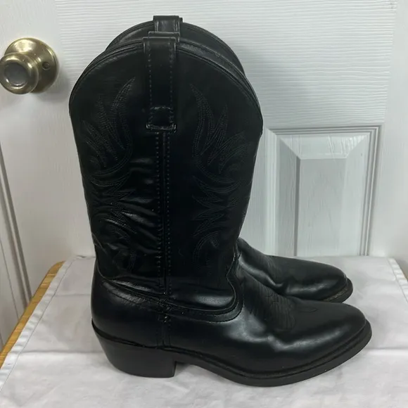 Laredo black mens cowboy boots size 8D. LEA.VAMP. FOX