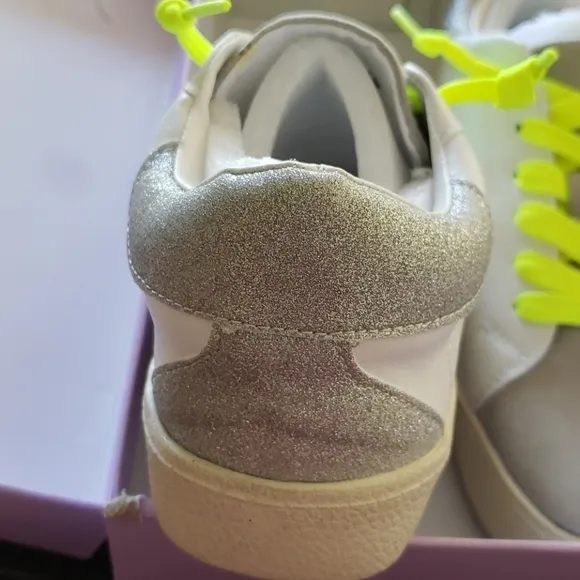𝅺MADDEN Girl Sneakers size 6.5