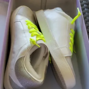 𝅺MADDEN Girl Sneakers size 6.5