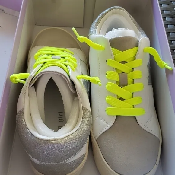𝅺MADDEN Girl Sneakers size 6.5